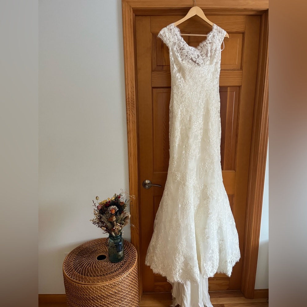 Allure Bridals Elegant Lace Wedding Dress